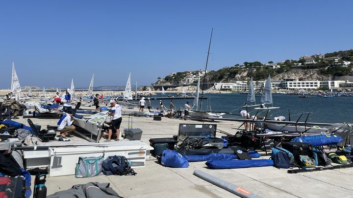 Les staffs et équipages s'activent avant le début des premières épreuves du test event de voile olympique à Marseille, le dimanche 9 juillet 2023. (Clément Mariotti Pons)