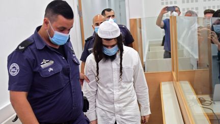 Amiram Ben-Ouliel, un colon isréalien poursuivi pour le meurtre d'une famille palestinienne, arrive au tribunal de Lod, le 18 mail 2020. (AVSHALOM SASSONI / POOL)