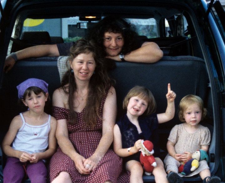 Marie-Laure et Carla Picard-Boni, avec leurs filles Giulietta, Luana et Zelina, en 2002. (CUCHI WHITE)