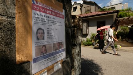 Une affiche informant les riverains de la disparition de la Française Tiphaine Véron, le 23 août 2018 à Nikko (Japon).&nbsp; (KAZUHIRO NOGI / AFP)