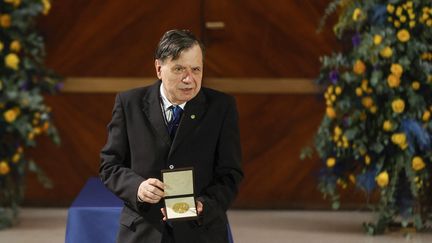 Le professeur Giorgio Parisi reçoit&nbsp;le prix Nobel de physique, à Rome (Italie), en décembre 2021. (RICCARDO DE LUCA / ANADOLU AGENCY)