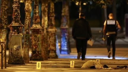 Les policiers se livrent aux premières constatations après une attaque au couteau, quai de la Loire, dans le 19e arrondissement&nbsp;de Paris, le 9 septembre 2018. (ZAKARIA ABDELKAFI / AFP)