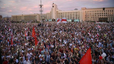 Des manifestants contestent le résultat&nbsp;de&nbsp;l'élection présidentielle en Biélorussie, à Minsk, le 18 août 2020. (SERGEI GAPON / AFP)