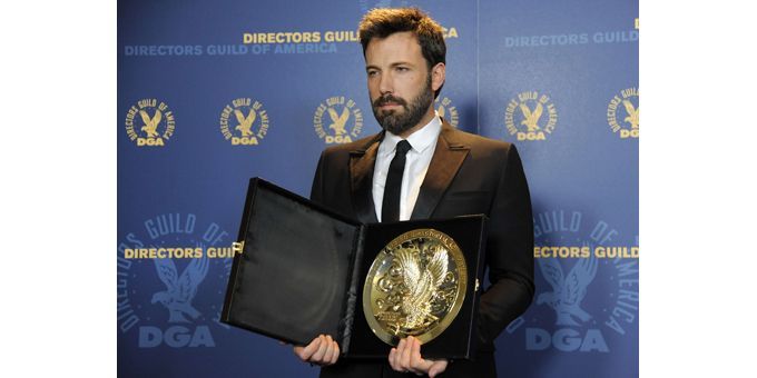 Ben Affleck pose avec son trophée du cinéaste de l'année (2/2/2013, Los Angeles)
 (Chris Pizzello / AP / SIPA)