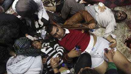 Des manifestants bless&eacute;s apr&egrave;s des affrontements place Tahrir, Le Caire (Egypte), le 20 novembre 2011. (AMR ABDALLAH DALSH / REUTERS)