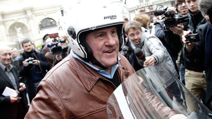 L'acteur G&eacute;rard Depardieu passe en scooter devant le restaurant Drouant,&nbsp;o&ugrave; a lieu la remise du prix Goncourt, le 7 novembre 2012 &agrave; Paris. (MAXPPP)