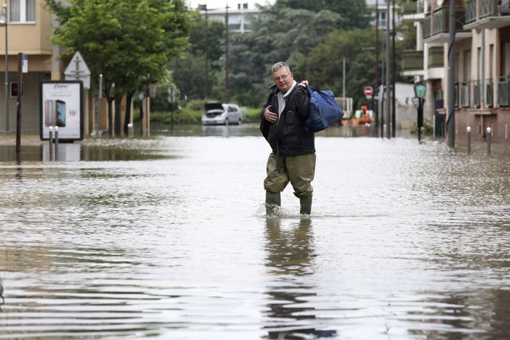 
Un habitant de Longjumeau (Essonne) transporte ses affaires lors de son évacuation, le jeudi 2 juin 2016. (KENZO TRIBOUILLARD / AFP)