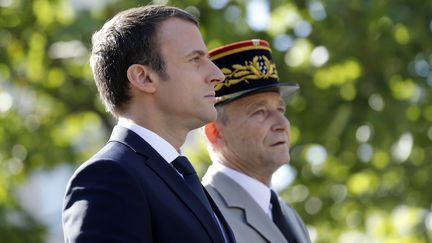 Emmanuel Macron et le général Pierre de Villiers, lors de la cérémonie du 14-Juillet, en 2016.&nbsp; (ETIENNE LAURENT / POOL / EPA POOL)