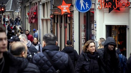 La municipalité d'Amsterdam, confrontée à un tourisme de masse avec 20 millions de visiteurs par an, souhaite changer l'image de la ville. (KOEN VAN WEEL / ANP)