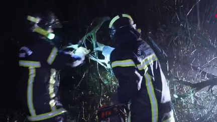 Plusieurs centaines d’interventions de pompiers sont en cours pour déblayer les routes. (France 2)