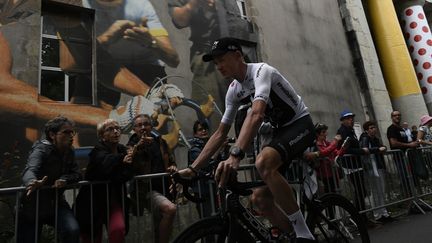 Christopher Froome lors de la présentation des équipes avant le départ du Tour de France, le 5 juillet 2018, à La Roche-sur-Yon (Vendée). (JEFF PACHOUD / AFP)