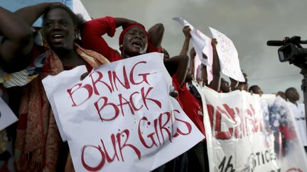 Des femmes demandent aux autorit&eacute;s de retrouver les lyc&eacute;ennes enlev&eacute;es, lors d'une manifestation devant le Parlement, &agrave; Abuja, la capitale du Nigeria, le 30 avril 2014. (AFOLABI SOTUNDE / REUTERS)