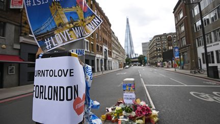 Des fleurs sur le London Bridge à Londres en hommage aux victimes de l'attaque terroriste du 3 juin 2017 dans la capitale britannique. (FACUNDO ARRIZABALAGA / EPA)