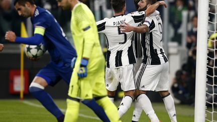 Gonzalo Higuain félicité par l'ancien Lyonnais Miralem Pjanic, alors que Gonalons et Lopes tentent de se relancer avec l'OL (MARCO BERTORELLO / AFP)