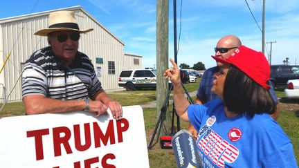 En Floride, à Sanford, William, avec sa pancarte "Trump lies", "Trump ment", s'est fait conspuer&nbsp;par des supporters du candidat républicain (BENJAMIN ILLY / RADIO FRANCE)