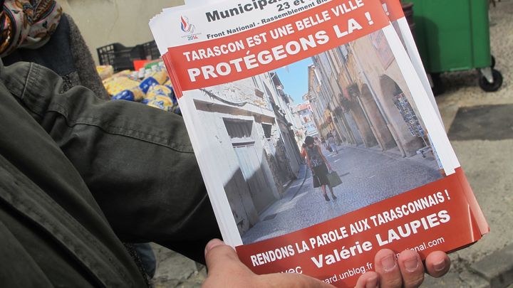 Un tract du FN distribu&eacute; sur le march&eacute; de Tarascon, le 18 f&eacute;vrier 2014. (BASTIEN HUGUES / FRANCETV INFO)