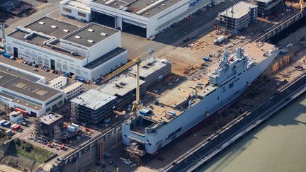 &nbsp; (La construction du porte-hélicoptères Mistral à Saint-Nazaire © Maxppp)