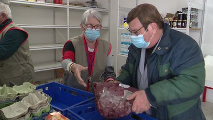 Les denrées prévues pour la restauration scolaire données à la Croix-Rouge (France 3 Poitou-Charentes)