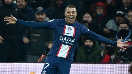 Kylian Mbappé exulte après son second but de la soirée, lors d'OM-PSG, le 26 février 2023. (CHRISTOPHE SIMON / AFP)