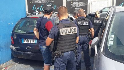 Opération de police sur le marché aux puces&nbsp;du Cap Pinède, dans le 15e arrondissement&nbsp;de Marseille, en août 2019. (LAURENT GROLÉE / RADIO FRANCE)