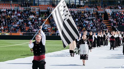 Un groupe de musiciens défile durant la 50ème édition du festival interceltique de Lorient,&nbsp;le 8 août 2021. (UGO PADOVANI / HANS LUCAS)