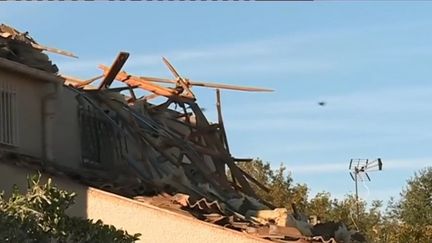 Au lendemain du passage d'une tornade, le bilan est lourd à Arles, dans les Bouches-du-Rhône. Une dizaine de maisons serait inhabitable. (CAPTURE D'ÉCRAN FRANCE 3)