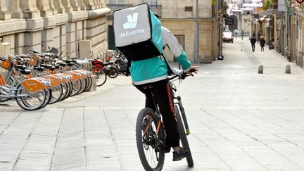 Un livreur Deliveroo à Montpellier (illustration). (MICHAEL ESDOURRUBAILH / MAXPPP)