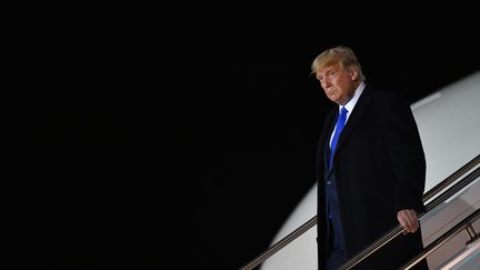 Le président américain Donald Trump à son arrivée à l'aéroport General Mitchell de Milwaukee (Wisconsin, Etats-Unis), le 24 octobre 2020. (MANDEL NGAN / AFP)