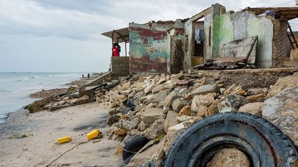 a augmenté la colère des habitants du petit village de Miname. Ils estiment avoir été dépossédés de leurs terres et de leur patrimoine. En violation de la loi sénégalaise, cette usine est en effet construite à moins de 500 mètres de leurs habitations sur une zone qui devait être initialement allouée aux populations victimes de l’érosion côtière.
 (Nathalie Guironnet)