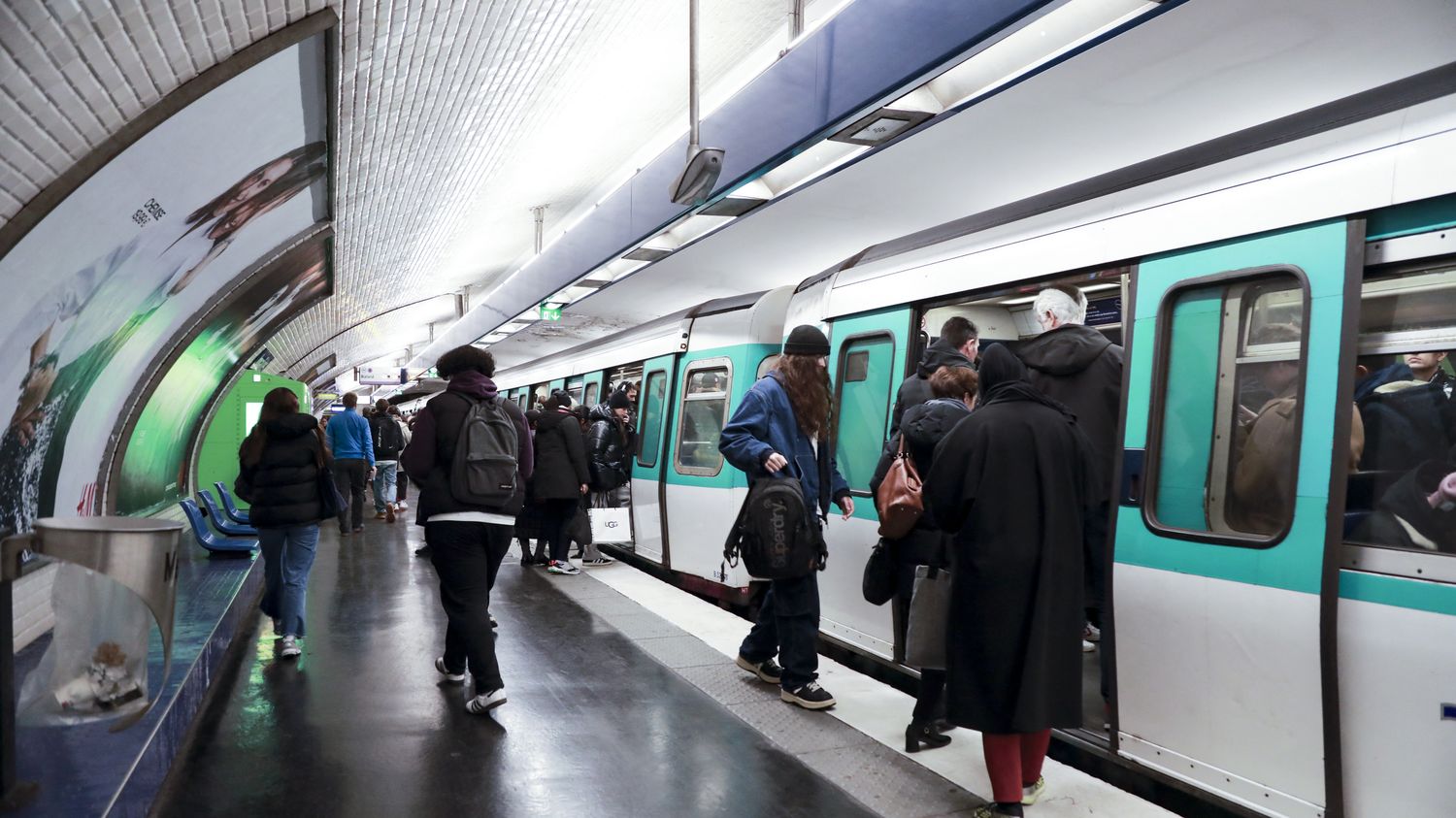 Agressions sexuelles dans les transports : en immersion avec la brigade qui  traque les 