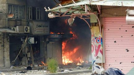 Bombardements &agrave; Homs, en Syrie.&nbsp;Photo diffus&eacute;e par l'agence Sham News, le 19 avril 2012. (HO / SHAAM NEWS NETWORK / AFP)