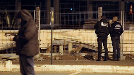 Des policiers sur le chantier d'un magasin Leroy Merlin en construction vis&eacute; par un attentat, &agrave; Mezzavia, pr&egrave;s d'Ajaccio (Corse-du-Sud), le 13 mars 2013. (PASCAL POCHARD-CASABIANCA / AFP)