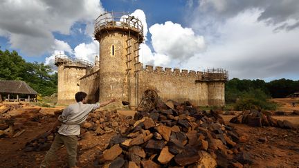 Le chantier de construction du château de Guédelon (Yonne), en 2017. (MANUEL COHEN / MANUEL COHEN)