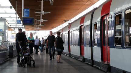 Des passagers attendent le RER B à l'arrêt Stade de France (Photo d'illustration). (ARNAUD JOURNOIS / MAXPPP)