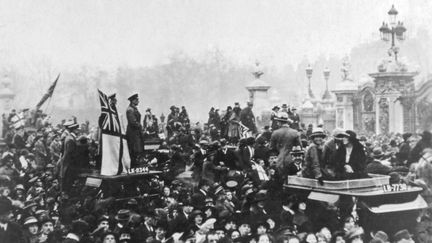 Scène de liesse dans les rues de Paris, le 11 novembre 1918. (MARY EVANS / SIPA)