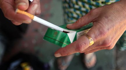 Une fumeuse de cigarettes menthol&eacute;es, le 30 mars 2010 &agrave; Miami.&nbsp; (JOE RAEDLE / GETTY IMAGES NORTH AMERICA / AFP)