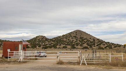 Aux abords de la zone de tournage du western "Rust", à Santa Fe (Nouveau Mexique, Etats-Unis), le 23 octobre 2021. (MOSTAFA BASSIM ADLY / ANADOLU AGENCY / AFP)