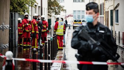 Des pompiers et des membres des forces de l'ordre à proximité des anciens locaux de "Charlie Hebdo", à Paris, après une attaque au couteau, le 25 septembre 2020. (SAMUEL BOIVIN / NURPHOTO / AFP)