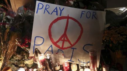 &nbsp; (En même temps que le temps de la prière et du recueillement, Paris retourne peu à peu à son mode de vie convivial et libre. © REUTERS/Carlo Allegri)