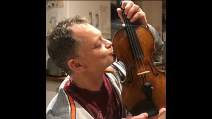 Une photo publiée par Stephen Morris sur son compte Twitter après qu'il a retrouvé son précieux violon, le jeudi 31 octobre (Stephen Morris)