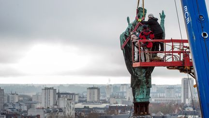 Les op&eacute;rations de d&eacute;montage de la statue de Saint Martin, &agrave; Tours (Indre-et-Loire), le 17 f&eacute;vrier 2014. (GUILLAUME SOUVANT / AFP)