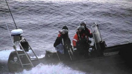 Des activistes de l'organisation &eacute;cologiste Sea Shepherd s'approchent d'un baleinier japonais, le "Yushin Maru 3", dans l'oc&eacute;an Antarctique, le 4 janvier 2012.&nbsp; (INSTITUTE OF CETACEAN RESEARCH /&nbsp;AP / SIPA)