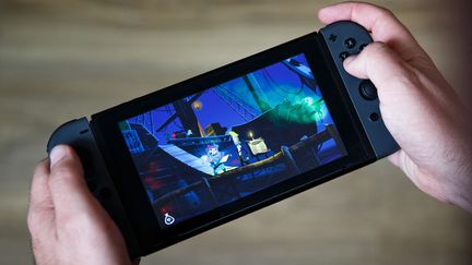 Le jeu "Monkey Island" joué sur une console Nintendo, septembre 2022 (STRINGER / AFP)