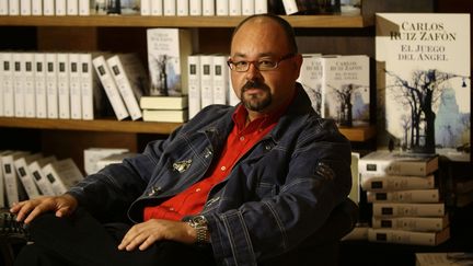 Carlos Ruiz Zafon en 2008, lors de la sortie de son livre "Le Jeu de l'ange". (GUSTAU NACARINO / REUTERS)