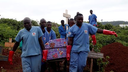 Des médecins de la Croix-Rouge enterrent une victime du virus Ebola, dans la ville de Butembo, en République démocratique du Congo, le 28 mars 2019.&nbsp; (BAZ RATNER / REUTERS)