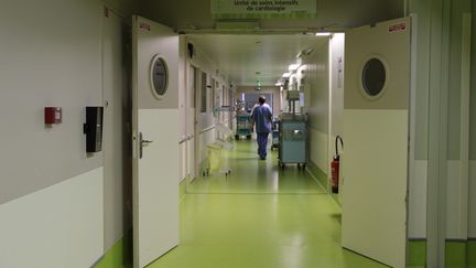 Le couloir soins intensifs et cardiologie du CHU Gabriel-Montpied à Clermont-Ferrand (Puy-de-Dôme). (GÉRALDINE MARCON / FRANCE-BLEU PAYS D’AUVERGNE / RADIO FRANCE)