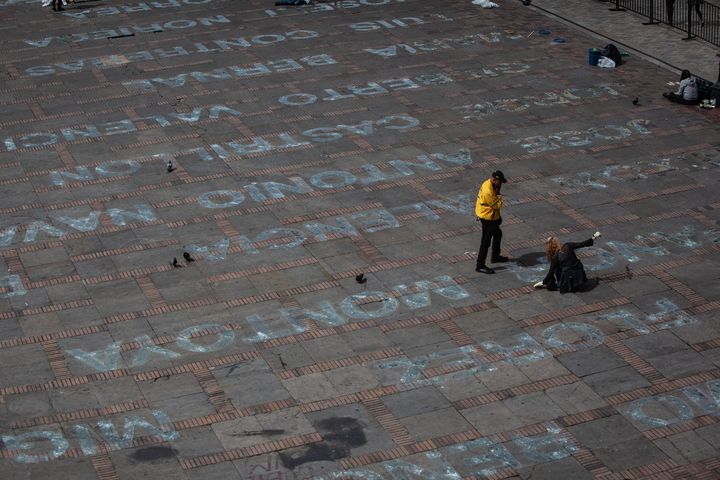 Installation "Quebrantos", de l'artiste colombienne Doris Salcedo, en hommage aux leaders sociaux assassinés dans le pays, sur la Place Bolivar, à Bogota, en Colombie, le 10 juin 2019. (JUANCHO TORRES / ANADOLU AGENCY)