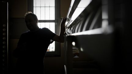 Un détenu se tient dans une cellule de la prison de Fleury-Mérogis (Essonne), le 14 décembre 2017. (PHILIPPE LOPEZ / AFP)