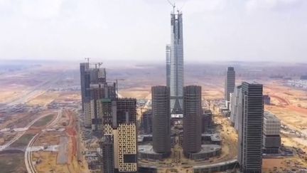 En&nbsp;Égypte, la nouvelle capitale administrative du Caire prend&nbsp;peu à peu&nbsp;forme&nbsp;dans le désert africain.&nbsp;Cette cité ultra-moderne abrite notamment le plus haut gratte-ciel d'Afrique,&nbsp;une&nbsp;conception chinoise. (FRANCEINFO)