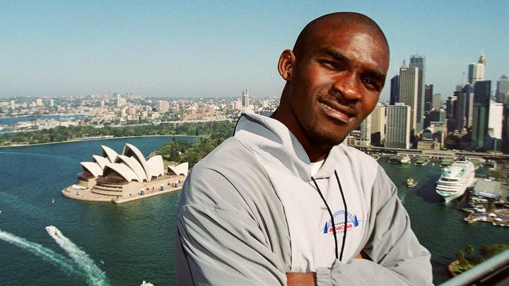 Eric Moussambani, devenu star des Jeux olympiques de Sydney, pose devant l'Opéra, le 21 septembre 2000. (ROB GRIFFITH / AFP)